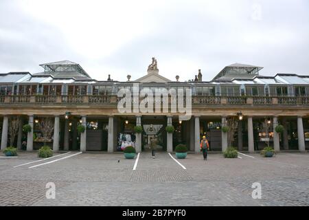 Photo Must Be Credited ©Alpha Press 065630 17/03/2020 A Very Quiet Covent Garden Coronavirus Pandemic Effects In London Stock Photo