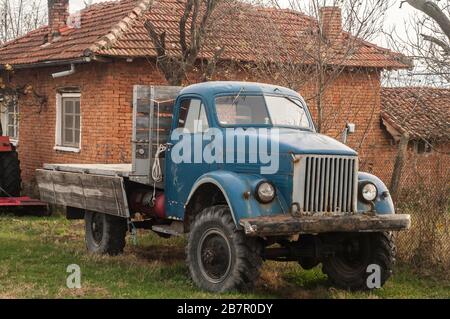 Vintage truck closeup to rural country house Stock Photo