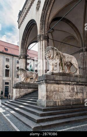 Bavarian lion in front of the Feldherrnhalle at Odeonsplatz in the state capital Munich, Upper Bavaria, Bavaria, Germany Stock Photo