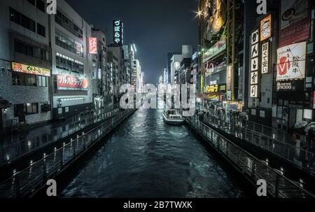 Night view of the bars and restaurants along the Dotonbori canal in Namba, downtown Osaka, Japan Stock Photo