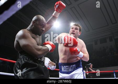 John McDermott (white/blue shorts) defeats Larry Olubamiwo in a Heavyweight boxing contest for the Southern Area Title at York Hall, Bethnal Green, Lo Stock Photo