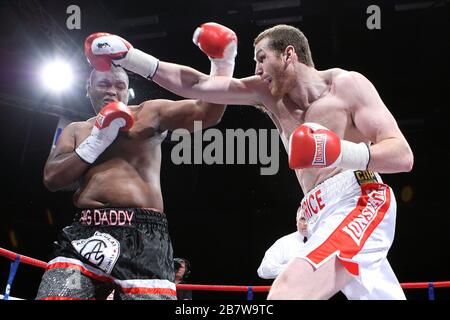 David Price (white/red shorts) defeats Osborne Machimana in a Heavyweight  boxing contest at the Brentwood Centre, promoted by Frank Maloney Stock  Photo - Alamy