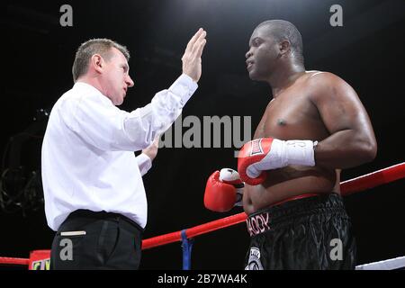 David Price (white/red shorts) defeats Osborne Machimana in a Heavyweight  boxing contest at the Brentwood Centre, promoted by Frank Maloney Stock  Photo - Alamy