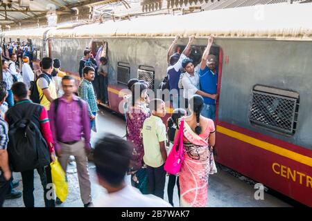 Passengers boarding a suburban commuter train in Mumbai, India Stock Photo