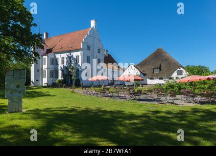 Manor house Hoyerswort with adjoining Haubarg, Witzwort community, landscape and peninsula Eiderstedt, North Frisia, Schleswig-Holstein, North Germany Stock Photo