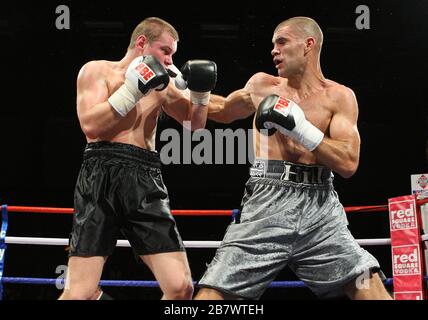 Tony Hill (silver shorts) defeats Alex Spitko in a Middleweight boxing contest at the Brentwood Centre, promoted by Frank Maloney Stock Photo