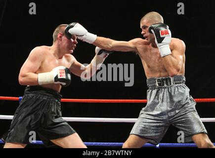 Tony Hill (silver shorts) defeats Alex Spitko in a Middleweight boxing contest at the Brentwood Centre, promoted by Frank Maloney Stock Photo