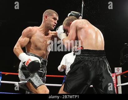 Tony Hill (silver shorts) defeats Alex Spitko in a Middleweight boxing contest at the Brentwood Centre, promoted by Frank Maloney Stock Photo