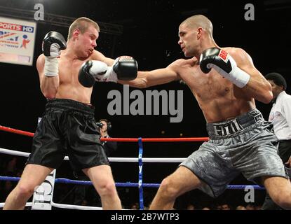 Tony Hill (silver shorts) defeats Alex Spitko in a Middleweight boxing contest at the Brentwood Centre, promoted by Frank Maloney Stock Photo