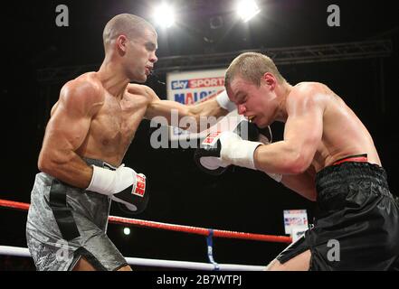 Tony Hill (silver shorts) defeats Alex Spitko in a Middleweight boxing contest at the Brentwood Centre, promoted by Frank Maloney Stock Photo