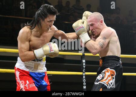 Choi Tseveenpurev (red/blue shorts) defeats Ben Murphy (black shorts) in the Quarter-Final of Prizefighter 'The Super-Featherweights' at York Hall, Be Stock Photo