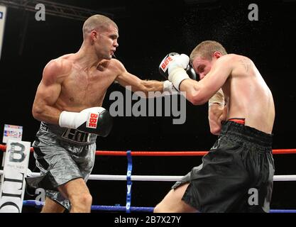 Tony Hill (silver shorts) defeats Alex Spitko in a Middleweight boxing contest at the Brentwood Centre, promoted by Frank Maloney Stock Photo