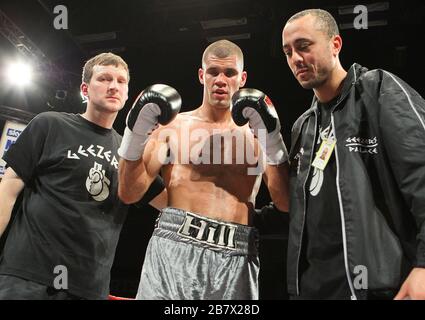 Tony Hill (silver shorts) defeats Alex Spitko in a Middleweight boxing contest at the Brentwood Centre, promoted by Frank Maloney Stock Photo