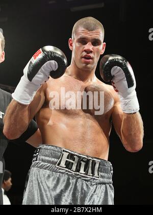 Tony Hill (silver shorts) defeats Alex Spitko in a Middleweight boxing contest at the Brentwood Centre, promoted by Frank Maloney Stock Photo