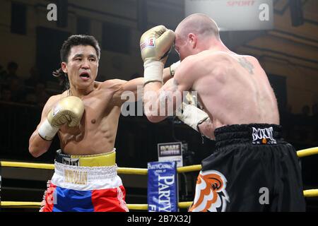 Choi Tseveenpurev (red/blue shorts) defeats Ben Murphy (black shorts) in the Quarter-Final of Prizefighter 'The Super-Featherweights' at York Hall, Be Stock Photo