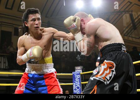 Choi Tseveenpurev (red/blue shorts) defeats Ben Murphy (black shorts) in the Quarter-Final of Prizefighter 'The Super-Featherweights' at York Hall, Be Stock Photo