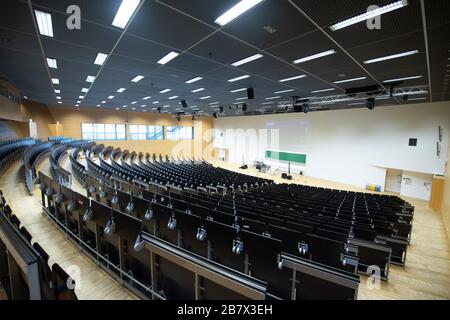 Dresden, Germany. 18th Mar, 2020. An empty lecture hall in the lecture hall centre of the Technical University of Dresden. The TU Dresden postpones the start of the summer semester at least until April 27, 2020 due to the spread of the coronavirus. Credit: Sebastian Kahnert/dpa-Zentralbild/dpa/Alamy Live News Credit: dpa picture alliance/Alamy Live News Stock Photo