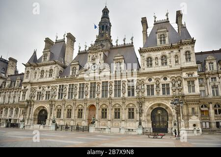 Paris - 17 March 2020: Parisian city hall local administration 'Hôtel de Ville' closed and usually crowded place in front is deserted because of lockd Stock Photo