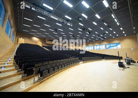 Dresden, Germany. 18th Mar, 2020. An empty lecture hall in the lecture hall centre of the Technical University of Dresden. The TU Dresden postpones the start of the summer semester at least until April 27, 2020 due to the spread of the coronavirus. Credit: Sebastian Kahnert/dpa-Zentralbild/dpa/Alamy Live News Credit: dpa picture alliance/Alamy Live News Stock Photo