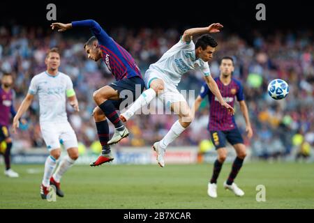 BARCELONA, SPAIN - SEPTEMBER 18:  Philippe Coutinho of FC Barcelona and Hirving Lozano of PSV Eindhoven during the UEFA Champions League Group B match Stock Photo