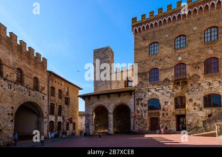 San Gimignano, Tuscany: The Palazzo Comunale also known as Palazzo del Popolo with the Palazzo Vecchio del Podestà to the left in the Piazza del Duomo Stock Photo