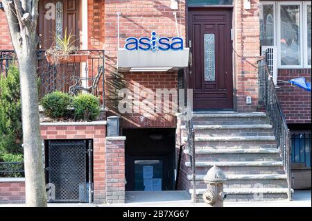 Brooklyn, NY, USA. 18th Mar, 2020. March 18, 2020 - Brooklyn, NY, United States: Pictured here is the Asisa Acute Care Center. Between Friday, March 13 and Tuesday, March 17, over 100 people in the Borough Park (a.k.a. Boro Park) section of Brooklyn have tested positive for the Coronavirus. The Asisa Acute Care Center in Boro Park conducted 1,000 tests for the Coronavirus and over 100 came back positive. Credit: Michael Brochstein/ZUMA Wire/Alamy Live News Stock Photo