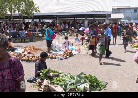 dh  WEWAK PAPUA NEW GUINEA Local people vegetable fruit market Stock Photo