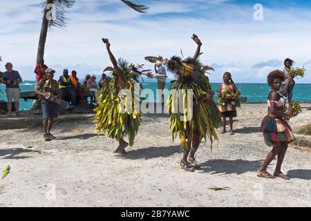 dh Port cruise ship welcome WEWAK PAPUA NEW GUINEA Traditional PNG native dancers dressed as Bird of Paradise welcoming people Stock Photo