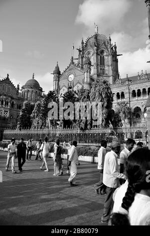 People crossing road, Victoria Terminus VT, Chhatrapati Shivaji Maharaj Terminus CST, UNESCO World Heritage Site, Bori Bunder, Bombay, Mumbai, India Stock Photo