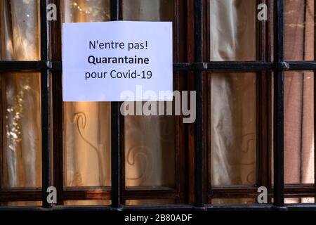 The sign with the prohibition of entry for Quarantine for the Covid-19 virus in french language on a home window Stock Photo