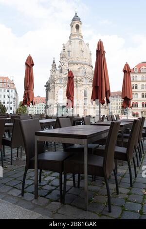 Dresden, Germany. 19th Mar, 2020. An empty cafe on the Neumarkt in front of the Frauenkirche. Where otherwise numerous tourists crowd in the state capital, there is a yawning emptiness. The enu-like corona virus is increasingly bringing public life in Saxony to a standstill. Credit: Sebastian Kahnert/dpa-Zentralbild/dpa/Alamy Live News Stock Photo