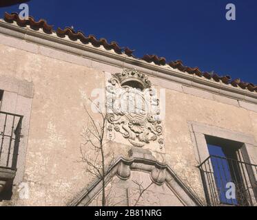 ESCUDO NOBILIARIO EN LA FACHADA DEL ESQUILEO DEL MARQUES DE PERALES - 1728. Location: PALACIO DEL ESQUILEO. ESPINAR EL. SEGOVIA. SPAIN. Stock Photo