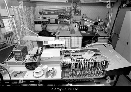 30 November 1984, Saxony, Delitzsch: In the research department of the VEB Leichtmetallwerk Rackwitz (near Delitzsch) Mtte of the 1980s is tested and worked with an industrial robot to make work easier. Exact date of recording not known. Photo: Volkmar Heinz/dpa-Zentralbild/ZB Stock Photo