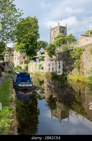 Narrowboats on the Thanet canal in Skipton. Holy Trinity Church in the background Stock Photo