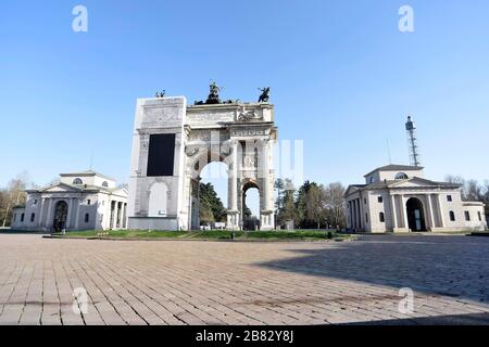 Milan, Italy. 19th Mar, 2020. Milan, CORONAVIRUS - People around the city. Pictured: Arch of Peace Credit: Independent Photo Agency/Alamy Live News Stock Photo