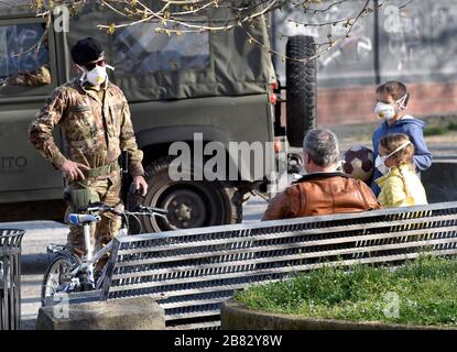 Milan, Italy. 19th Mar, 2020. Milan, CORONAVIRUS - People around the city. Pictured: Army performs check Credit: Independent Photo Agency/Alamy Live News Stock Photo