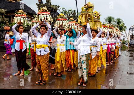 A Group Of Balinese Hindu Women Carrying Temple Offerings At The Batara Turun Kabeh Ceremony, Besakih Temple, Bali, Indonesia. Stock Photo