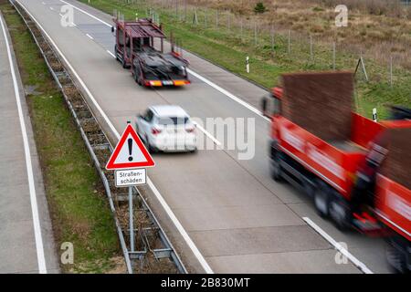 Hinweisschild an der Autobahn A27,  auf Strassenschäden, bei Langen, Niedersachsen, Stock Photo