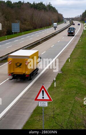 Hinweisschild an der Autobahn A27,  auf Strassenschäden, bei Langen, Niedersachsen, Stock Photo