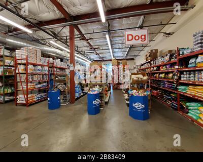 Pet supplies warehouse hi res stock photography and images Alamy