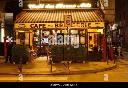 The Cafe des Beaux Arts is named this due to its location right by the School of Fine Arts, and has a typical Parisian brasserie style decor of wood Stock Photo
