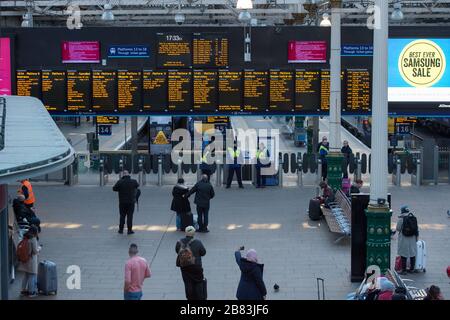 Edinburgh, UK. 19th Mar, 2020. Pictured: Waverley Station during rush hour during the Coronavirus Pandemic. What would normally be hustle and bustle packed with commuters trying to get home, a more or less empty concourse. Credit: Colin Fisher/Alamy Live News Stock Photo