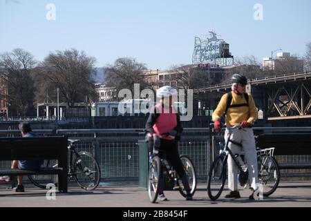 Portland, USA. 19th Mar, 2020. Quieter than usual scenes pictured in downtown Portland, Ore., on March 19, 2020, the first day of spring. Throughout the state gatherings are now limited to no more than 25 people for at least four weeks and bars and restaurants will be providing takeout services only as social distancing measures aim to slow the spread of the novel coronavirus (COVID-19) and flatten the curve. (Photo by Alex Milan Tracy/Sipa USA) Credit: Sipa USA/Ģ����ý Live News Stock Photo