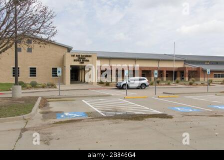 Houston, Texas, USA. 19th Mar, 2020. A middle school is closed due to the spread of COVID-19 in Plano, Texas, the United States on March 19, 2020. U.S. state of Texas Governor Greg Abbott on Thursday announced the shutdown of schools, restaurants, gyms and bars statewide to stop the spread of COVID-19. The order will be in effect until April 3, with an extension pending. Credit: Dan Tian/Xinhua/Alamy Live News Stock Photo