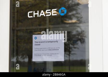 Houston, Texas, USA. 19th Mar, 2020. A Chase Bank branch is closed due to the spread of COVID-19 in Plano, Texas, the United States on March 19, 2020. U.S. state of Texas Governor Greg Abbott on Thursday announced the shutdown of schools, restaurants, gyms and bars statewide to stop the spread of COVID-19. The order will be in effect until April 3, with an extension pending. Credit: Dan Tian/Xinhua/Alamy Live News Stock Photo