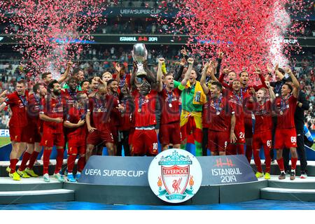 Sadio Mane of Liverpool lifts the trophy with his team ...