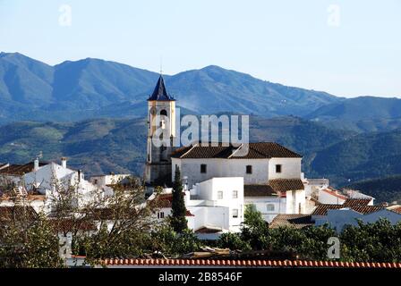 Village centre featuring the Incarnation Church (built in 1505) and surrounding whitewashed townhouses Yunquera,, Malaga Province, Andalucia, Spain, Stock Photo
