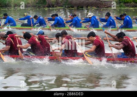 SAMUT SAKHON ,THAILAND - AUGUST 24,2019 : Unidentified rowers in native Thai long boats compete during King's Cup Native Long Boat Race Championship. Stock Photo