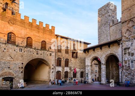 San Gimignano, Tuscany: Palazzo Vecchio del Podestà with the Palazzo Comunale also known as Palazzo del Popolo to the right in the Piazza del Duomo. Stock Photo