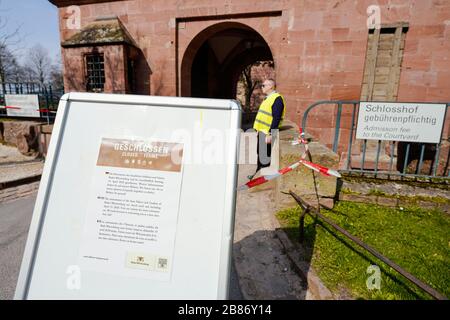 Heidelberg, Germany. 20th Mar, 2020. A sign with the inscription 'Closed' is located in front of the entrance to the inner courtyard of Heidelberg Castle. Credit: Uwe Anspach/dpa/Alamy Live News Stock Photo